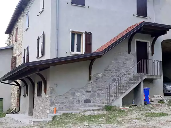tettoia-in-legno-per-scale-esterne-il-bersò  tettoia-in-legno-per-scale-esterne-il-bersò
