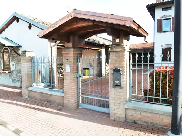 tettoia-copri-cancello-il-bersò tettoia-copri-cancello-il-bersò