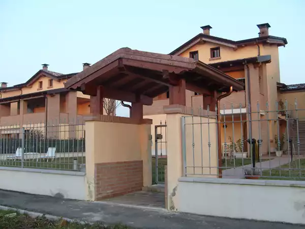 tettoie-in-legno-per-cancelli-esterni-il-bersò tettoie-in-legno-per-cancelli-esterni-il-bersò