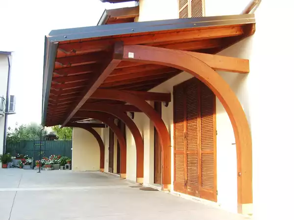 portico-in-legno-a-sbalzo
