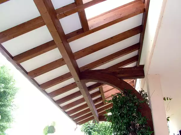 tettoia-a-sbalzo-in-legno