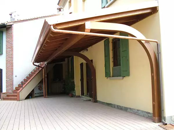 porticato-a-sbalzo-in-legno