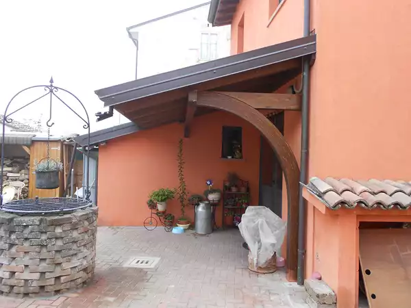 tettoia-in-legno-a-sbalzo