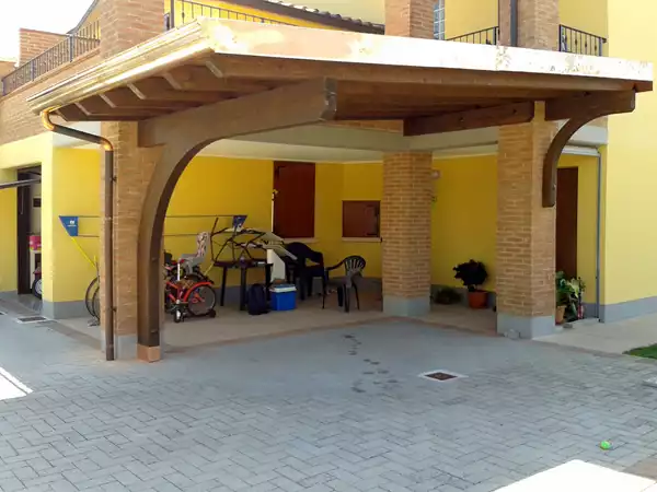 tettoia-in-legno-lamellare-a-sbalzo